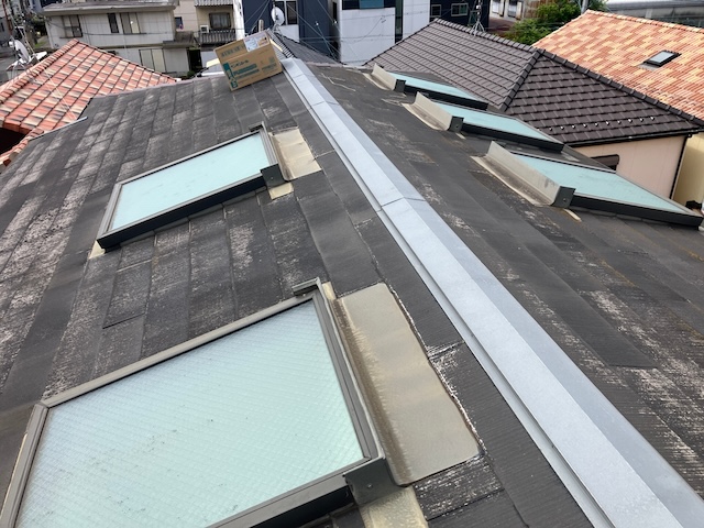 名古屋市瑞穂区でトップライト(天窓)からの雨漏り・周辺シーリングの経年劣化が生じておりました
